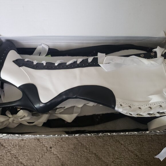 Bordello Lace-Up Knee High Boots, 8M - Picture 7 of 7